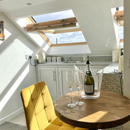 Seascape - Stylish Modern Apartment Barton on Sea Exterior photo