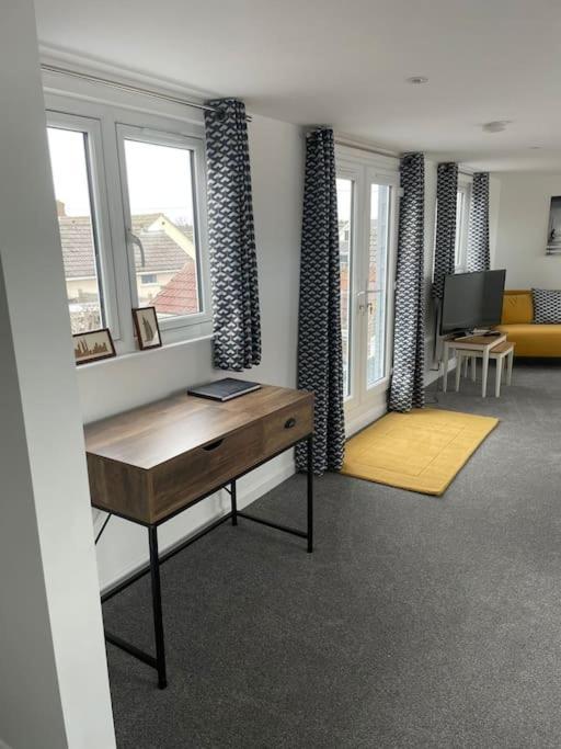 Seascape - Stylish Modern Apartment Barton on Sea Exterior photo